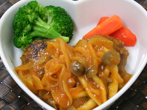 野菜ジュースソースの煮込みハンバーグ